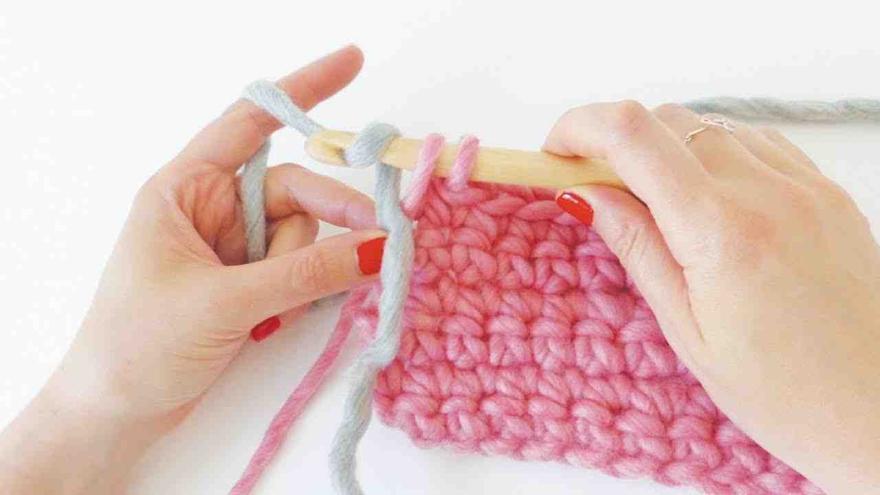 Comment démarrer une nouvelle pelote de laine à tricoter?