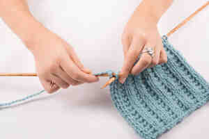 Comment tricoter des côtes ajourées?