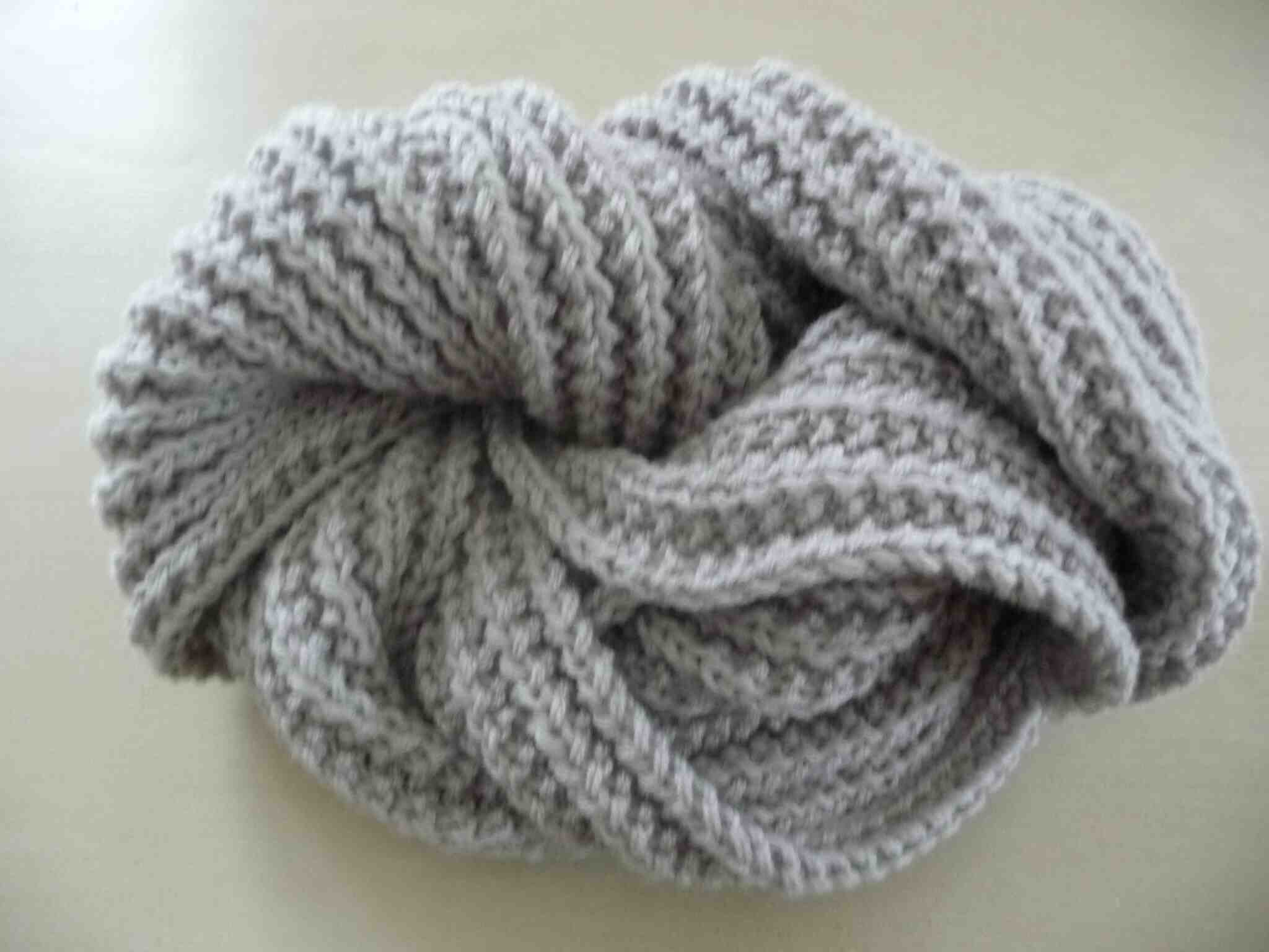 Comment tricoter une écharpe en mousse?