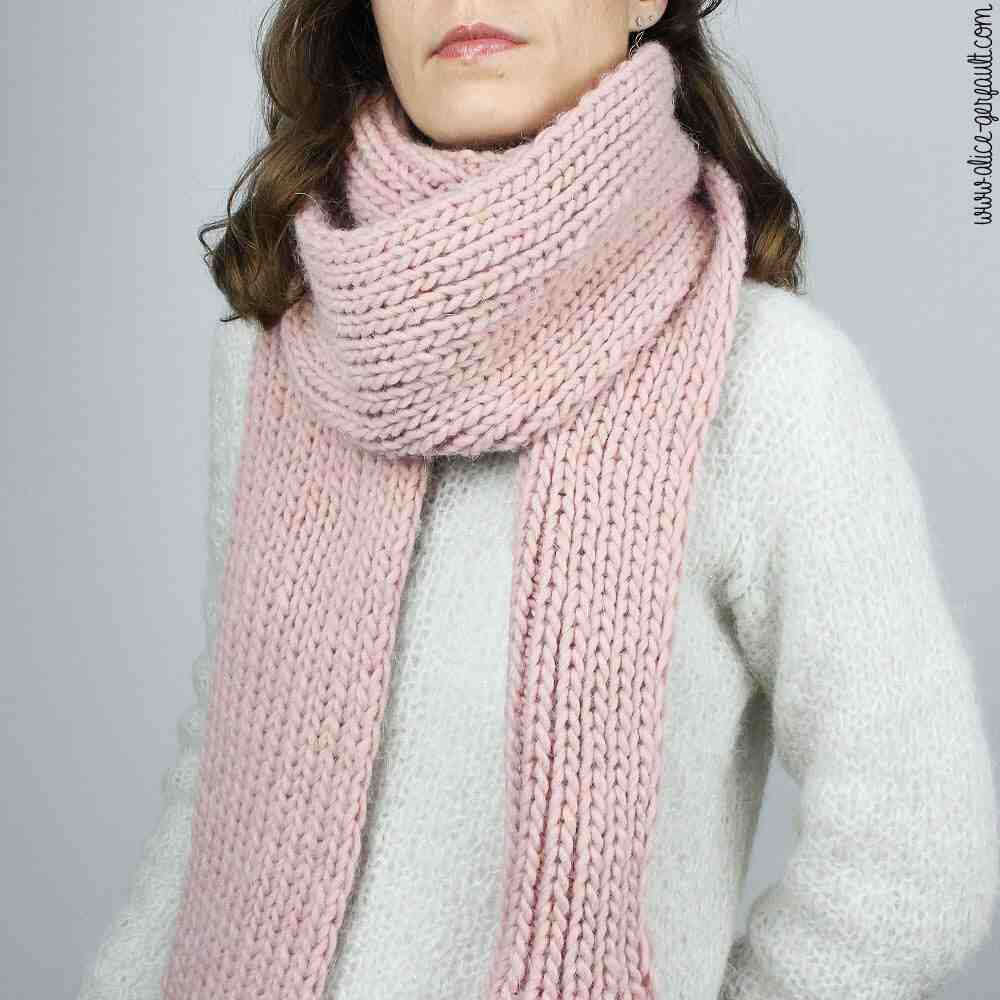 Quel est le but du tricotage d'une écharpe pour femme?